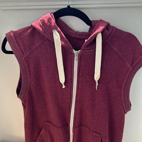 sleeveless hoodie - Picture 2 of 5